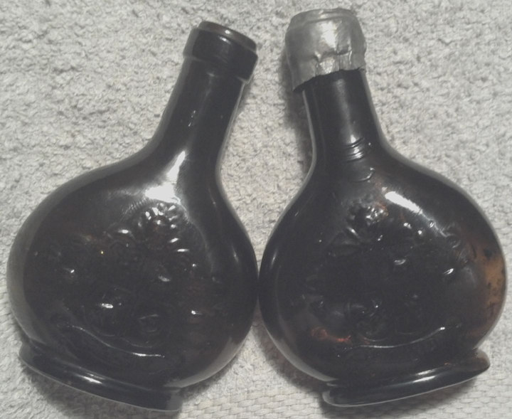 Ramdileo (Venta Online) --> 2 Antiguas botellitas de vino LUTECIA, coleccin, adorno, memorabilia.