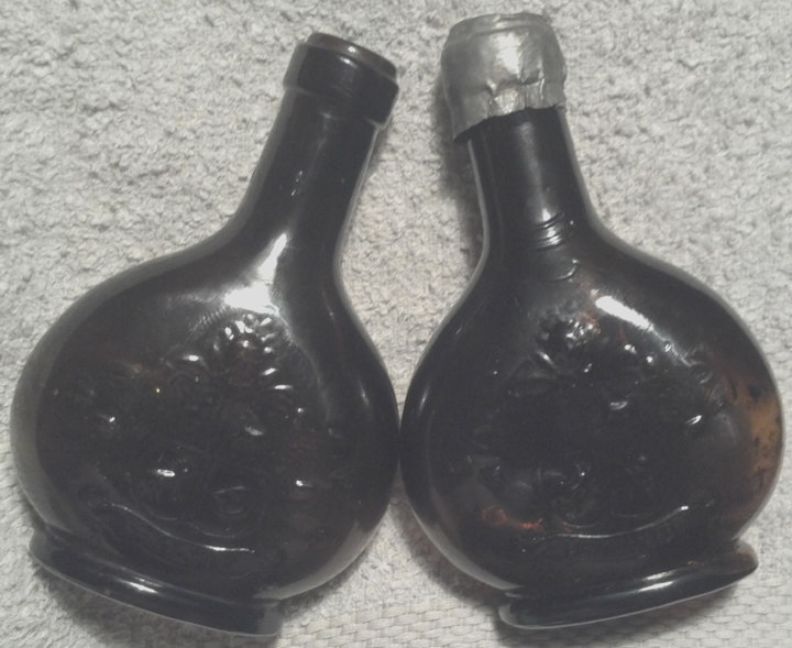 �Ramdileo� (Venta Online) --> 2 Antiguas botellitas de vino LUTECIA, colecci�n, adorno, memorabilia.
